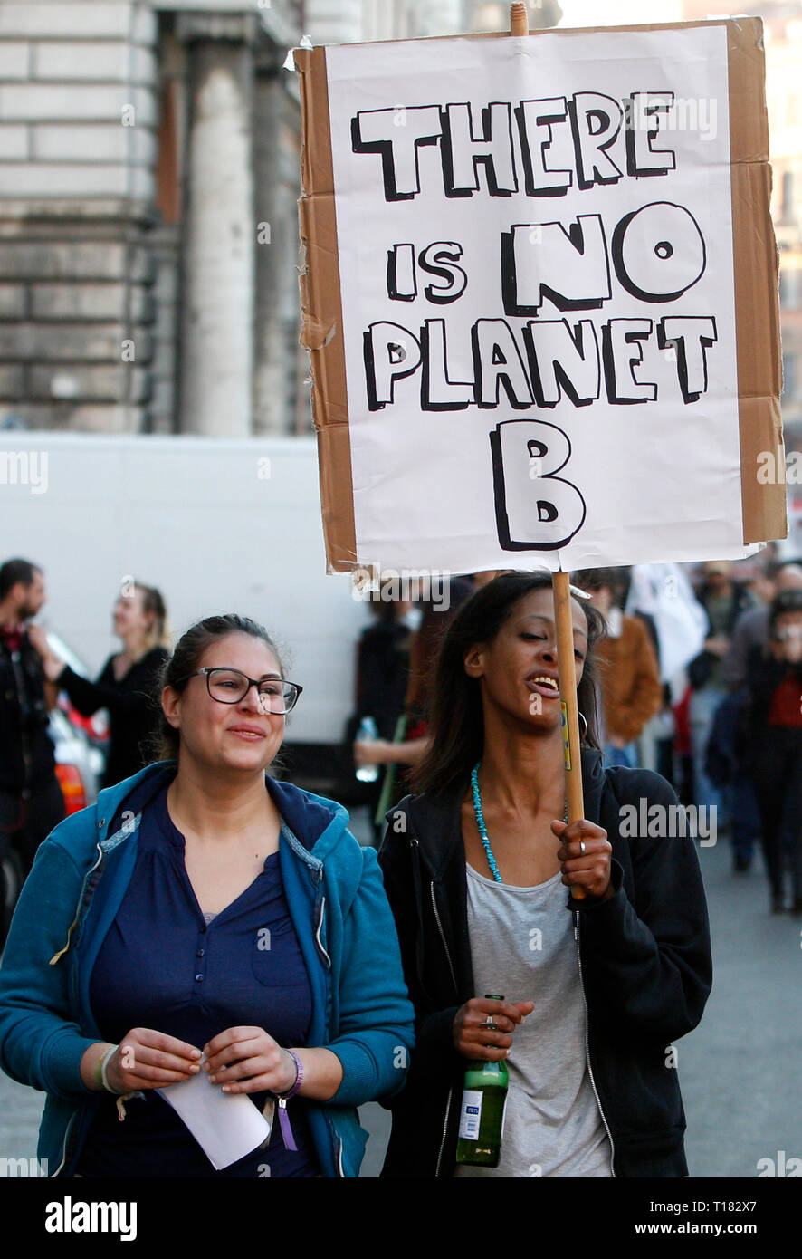 Roma, Italia, 23 marzo, 2019. Il dimostratore partecipare a marzo per il clima contro il riscaldamento globale e contro grandi opere come TAV (treno ad alta velocità), toccare (Trans Adriatic Pipeline), MUOS (Utente Mobile sistema oggettivo) ecc. © immagini di aggiornamento/Alamy Live News Foto Stock