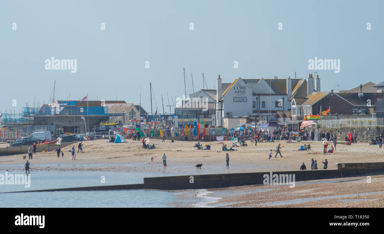 Lyme Regis, Dorset, Regno Unito. 24 marzo 2019. UK Meteo: I visitatori del fine settimana si affollano nella pittoresca cittadina di mare di Lyme Regis per crogiolarsi al sole caldo e ai cieli blu luminosi. Credit: Notizie dal vivo di DWR/Alamy Foto Stock