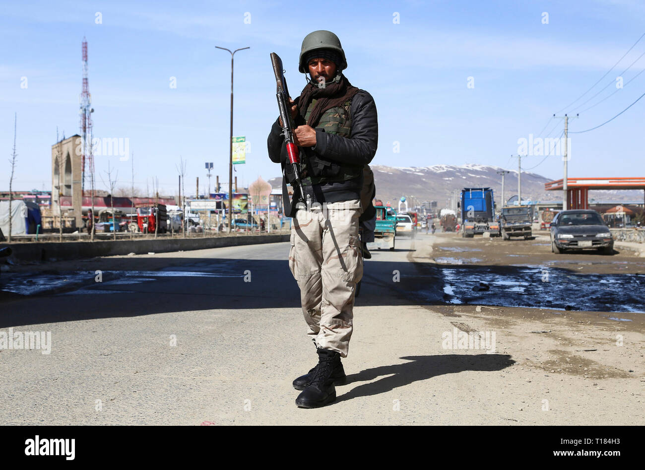 Ghazni, Afghanistan. 24 mar 2019. Una sicurezza afghane stati sta di guardia in corrispondenza di un punto di controllo di sicurezza nella provincia di Ghazni, Afghanistan, Marzo 24, 2019. Almeno 11 militanti sono stati uccisi otto feriti e altri sette arrestati in seguito scontri separati in due eastern province afgane, hanno detto le autorità Domenica. In un incidente, 10 militanti talebani sono stati uccisi dopo una unità dell esercito nazionale afghano per le operazioni speciali Corps, sostenuta dalla Air Force, ha attaccato un nascondiglio dei talebani in località Googer, Zana Khan Distretto orientale della provincia di Ghazni Sabato notte. Credito: Xinhua/Alamy Live News Foto Stock