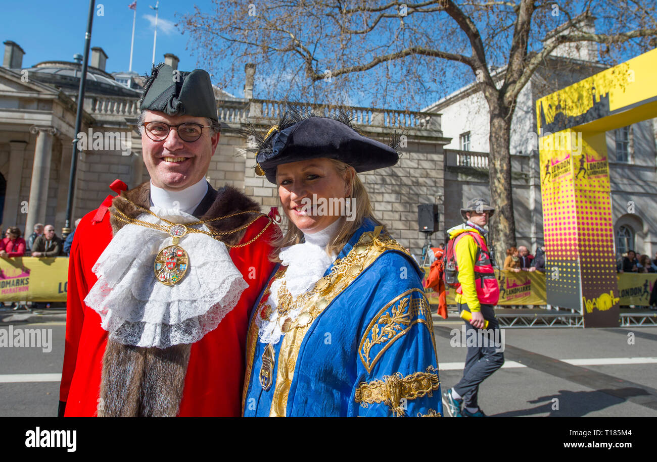 Londra, Regno Unito. Il 24 marzo 2019. Il secondo i punti di riferimento di Londra mezza maratona avviene a partire su Pall Mall e finitura in Whitehall dopo un percorso tenendo nel West End e la City di Londra per quanto riguarda Tower Hill, con un £ 6 milioni di carità fundraising target. Sherrif della City di Londra e il sindaco di Westminster al traguardo in Whitehall. Credito: Malcolm Park/Alamy Live News. Foto Stock