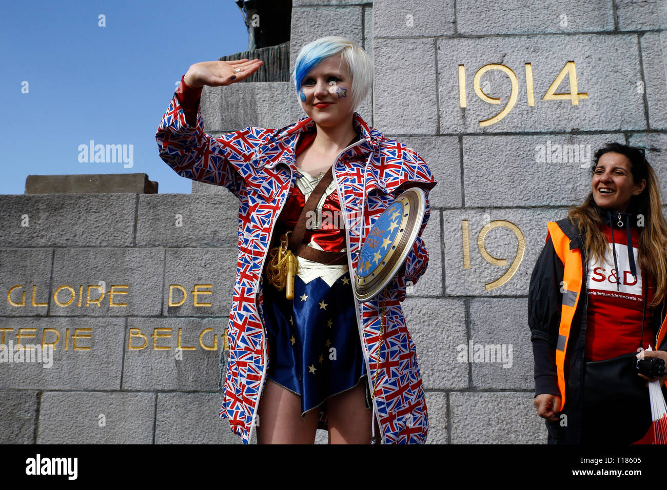 Bruxelles, Belgio. Il 24 marzo 2019. I dimostranti marzo come essi detengono le bandiere della Unione Europea durante un pro-Unione europea di dimostrazione. Credito: ALEXANDROS MICHAILIDIS/Alamy Live News Foto Stock