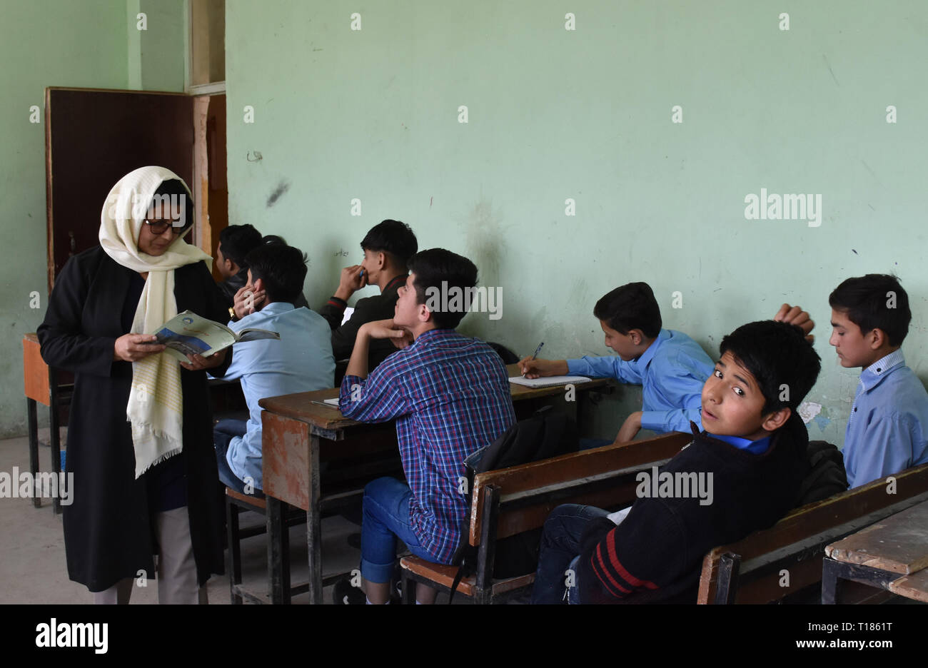 Mazar I Sharif. 24 Mar, 2019. Agli studenti di frequentare un corso presso una scuola locale a Mazar-i-Sharif, capitale della provincia di Balkh, Afghanistan settentrionale, 24 marzo 2019. Molti genitori afghani sono preoccupati per i loro figli privi di istruzione e la mancanza di accesso alla scuola, come il nuovo anno educativo è stato formalmente avviato nel conflitto-riddled paese di sabato. Credito: Kawa Basharat/Xinhua/Alamy Live News Foto Stock