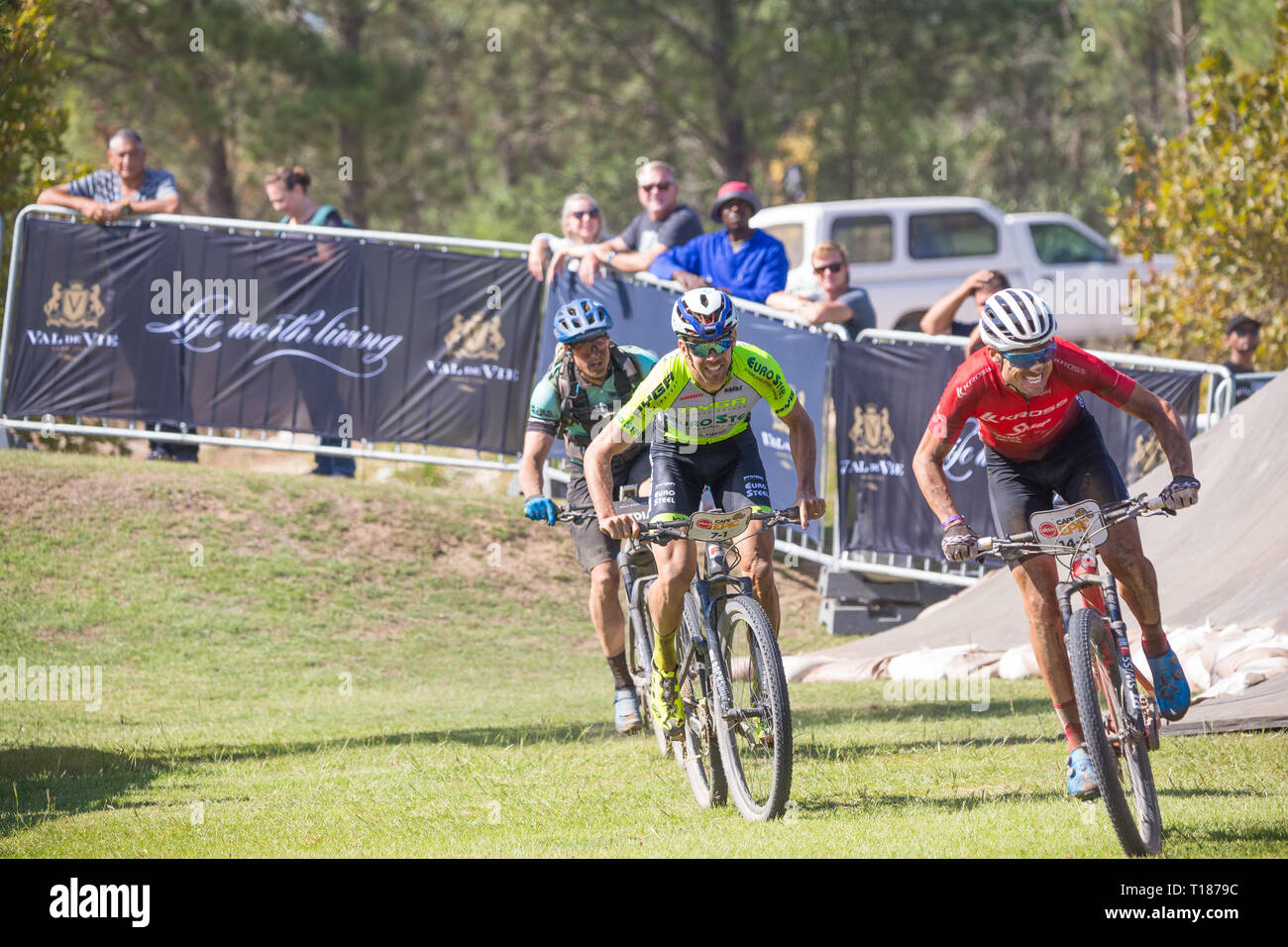 Fatto a Paarl, Sud Africa. Il 24 marzo 2019. Sergio Mantecon Guttierrez di Spagna battaglie fuori con Philip acquista del Sud Africa per il piombo nella tappa odierna della Absa Cape Epic. Credito: Childa Santrucek/Alamy Live News Foto Stock