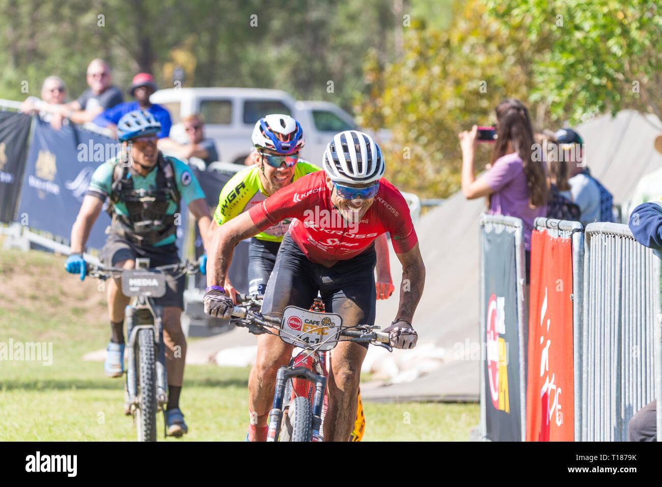 Fatto a Paarl, Sud Africa. Il 24 marzo 2019. Sergio Mantecon Guttierrez di Spagna battaglie fuori con Philip acquista del Sud Africa per il piombo nella tappa odierna della Absa Cape Epic. Credito: Childa Santrucek/Alamy Live News Foto Stock