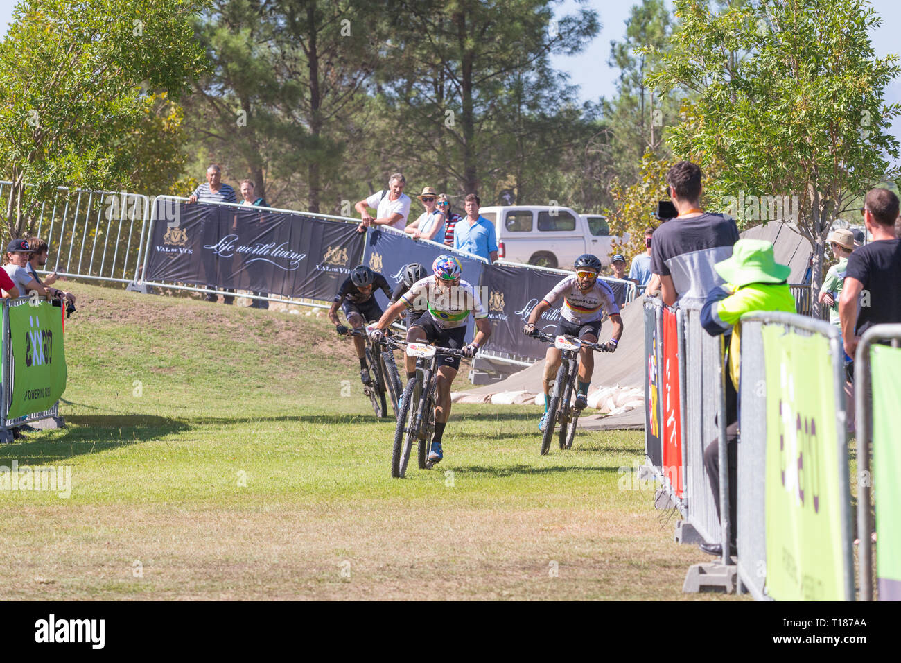 Fatto a Paarl, Sud Africa. Il 24 marzo 2019. Henrique Avancini e Manuel Fumic della Cannondale Factory Racing team tirare avanti verso il basso la porta dritto a casa in oggi allo stadio finale della Absa Cape Epic. Credito: Childa Santrucek/Alamy Live News Foto Stock