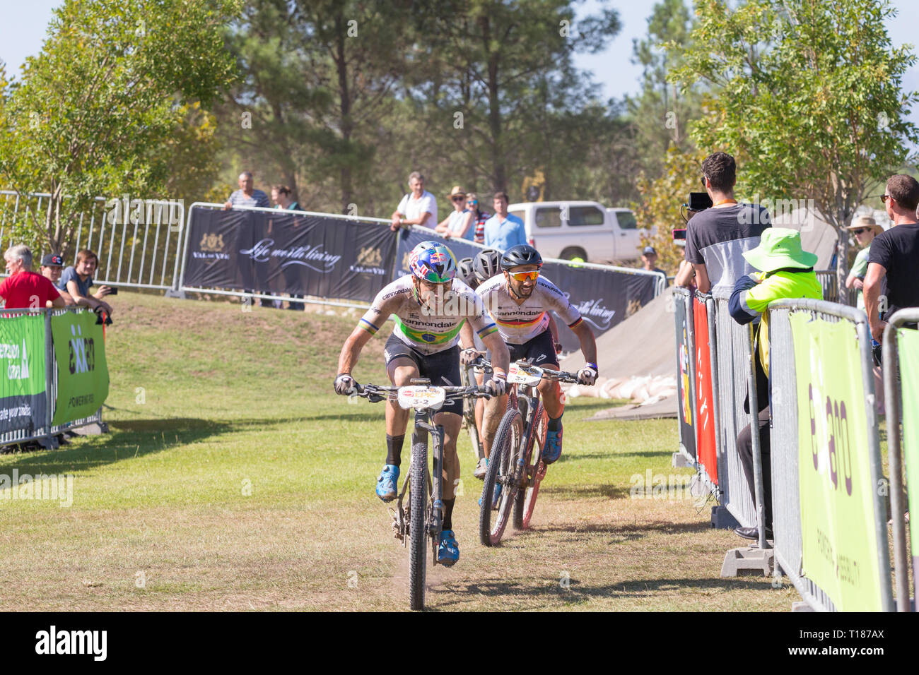 Fatto a Paarl, Sud Africa. Il 24 marzo 2019. Henrique Avancini e Manuel Fumic della Cannondale Factory Racing team tirare avanti verso il basso la porta dritto a casa in oggi allo stadio finale della Absa Cape Epic. Credito: Childa Santrucek/Alamy Live News Foto Stock