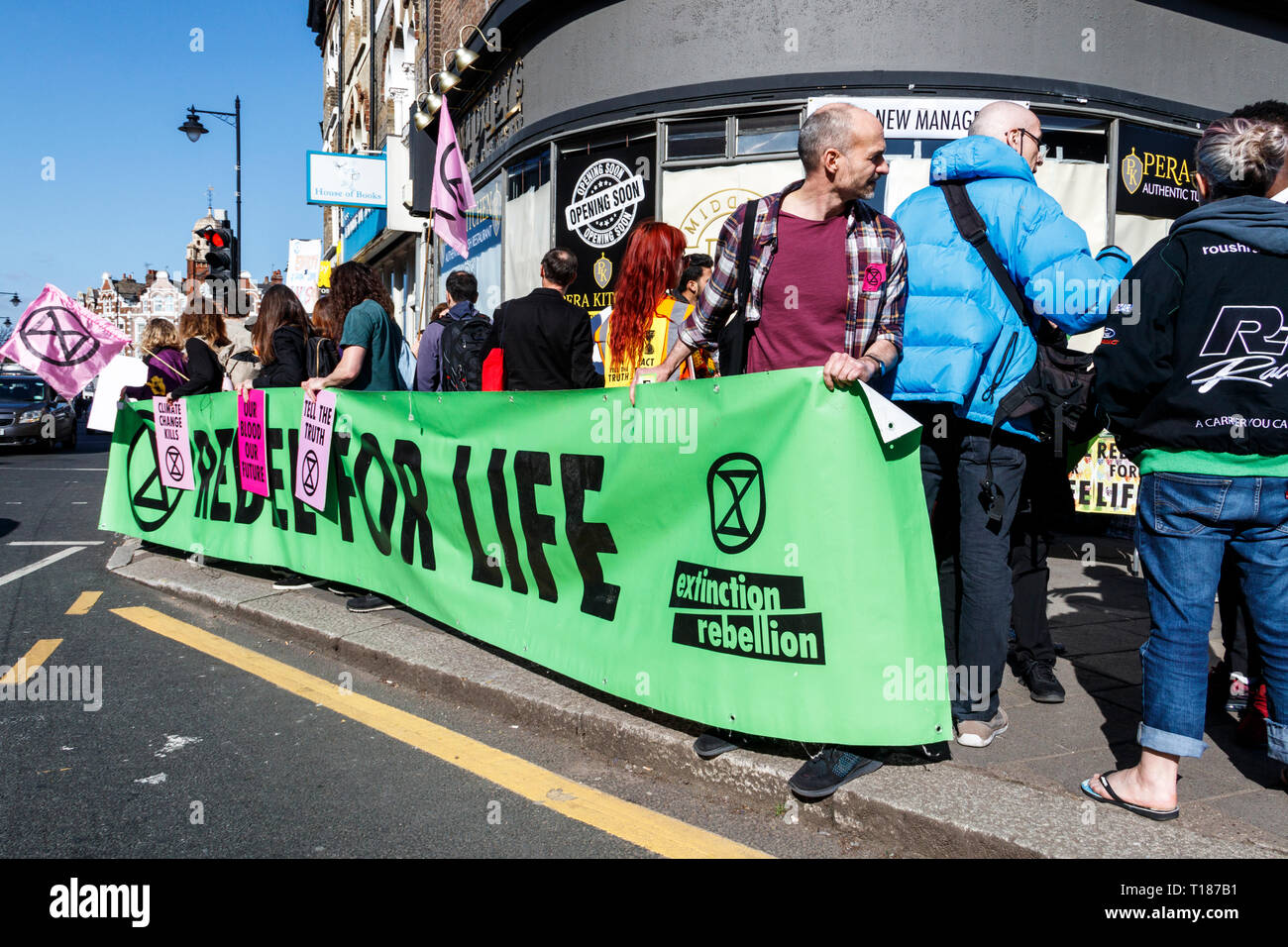 Crouch End, Londra, Regno Unito. Il 24 marzo 2019. "Rebel per la vita": la campagna gruppo ribellione di estinzione arrestare il traffico in una dimostrazione pacifica sul cambiamento climatico. Il traffico è stato fermato per soli quattro minuti in corrispondenza di un tempo. Credito: Michael Heath/Alamy Live News Foto Stock