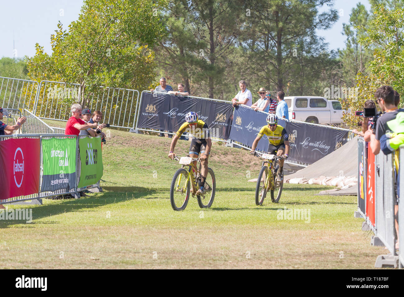 Fatto a Paarl, Sud Africa. Il 24 marzo 2019. Lars Forster e Nino Schurter di Scott-SRAM MTB Racing team sia dalla Svizzera sguardo rilassato come arrivano giù la porta dritto a casa in oggi allo stadio finale della Absa Cape Epic e a vincere il titolo assoluto. Credito: Childa Santrucek/Alamy Live News Foto Stock