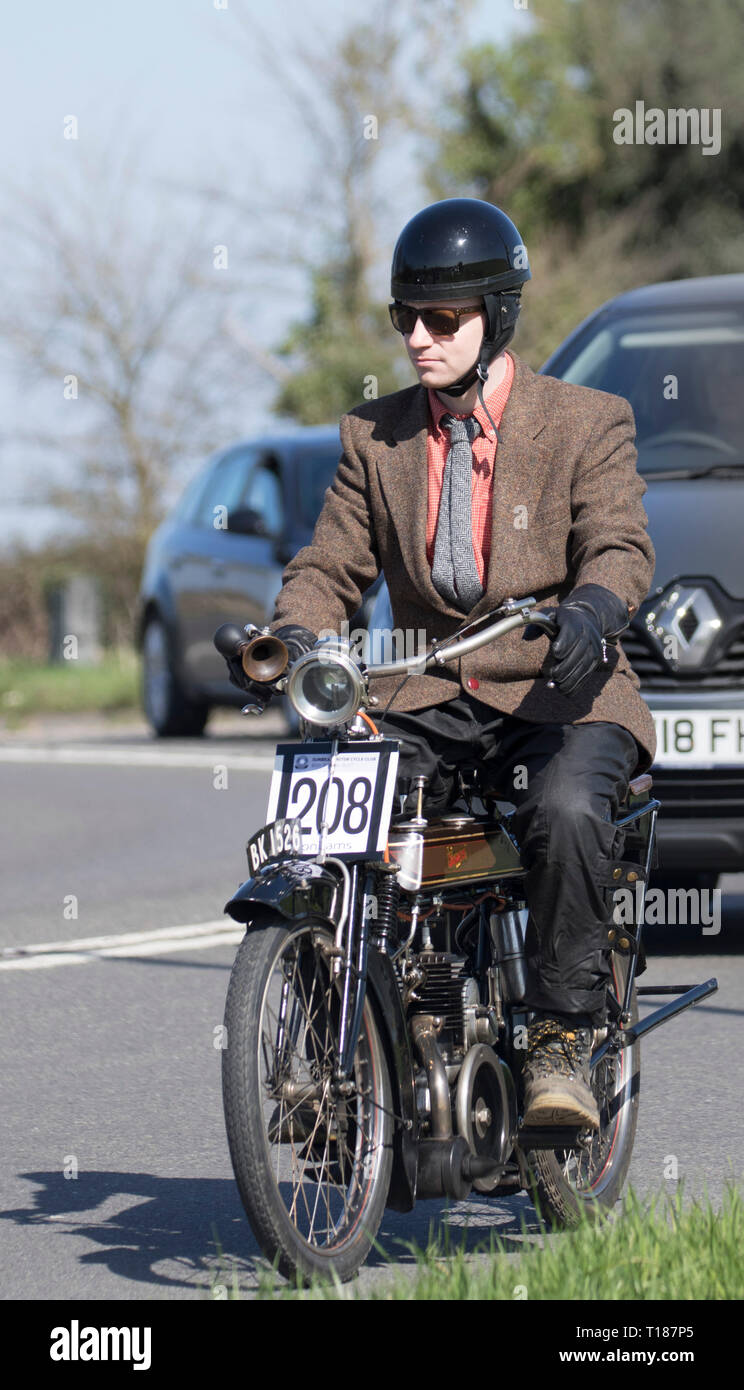 Beeding superiore, East Sussex, Regno Unito. Il 24 marzo 2019. Sunbeam Motor Cycle Club festeggia il suo ottantesimo Londra a Brighton run. Tutte le macchine che partecipano rappresentano alcuni dei migliori esempi di pre 1915 assoli, sidecar e tricicli nel mondo. I concorrenti iniziato da Tattenham Corner Epsom e arrivare a Madeira Drive Brighton poco dopo 10am. Credito: Newspics Regno Unito Sud/Alamy Live News Foto Stock