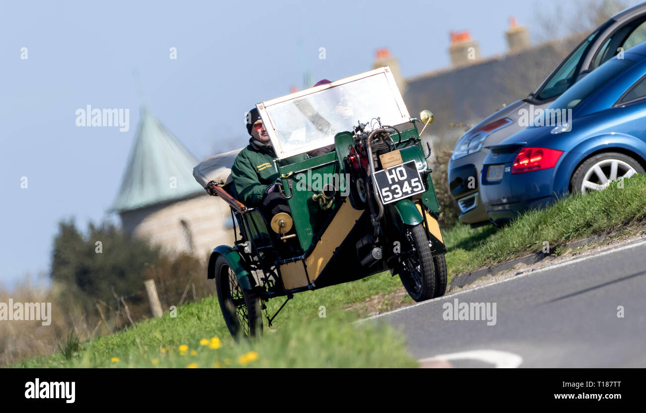 Beeding superiore, East Sussex, Regno Unito. Il 24 marzo 2019. Sunbeam Motor Cycle Club festeggia il suo ottantesimo Londra a Brighton run. Tutte le macchine che partecipano rappresentano alcuni dei migliori esempi di pre 1915 assoli, sidecar e tricicli nel mondo. I concorrenti iniziato da Tattenham Corner Epsom e arrivare a Madeira Drive Brighton poco dopo 10am. Credito: Newspics Regno Unito Sud/Alamy Live News Foto Stock