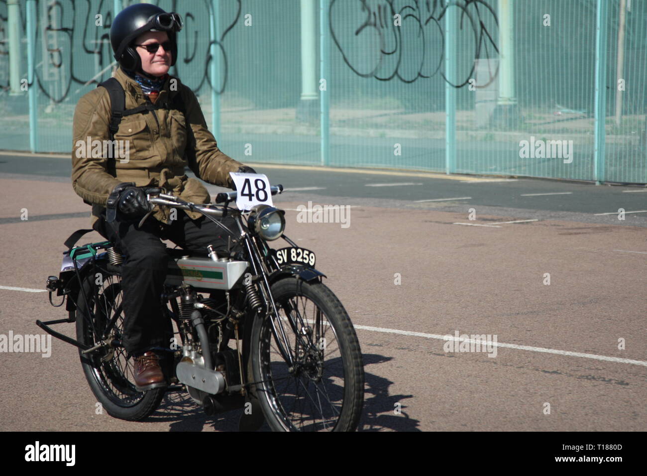 Brighton, Regno Unito, 24 marzo 2019. Centinaia di veterano motocicli prendere parte all'ottantesimo Pioneer corrono tra Epsom e Brighton. Essi fine a Madeira Drive in Brighton, dove circa 300 biciclette di età compresa tra i 105 - 123 anni di raccogliere. Credito: Roland Ravenhill/Alamy Live News Foto Stock