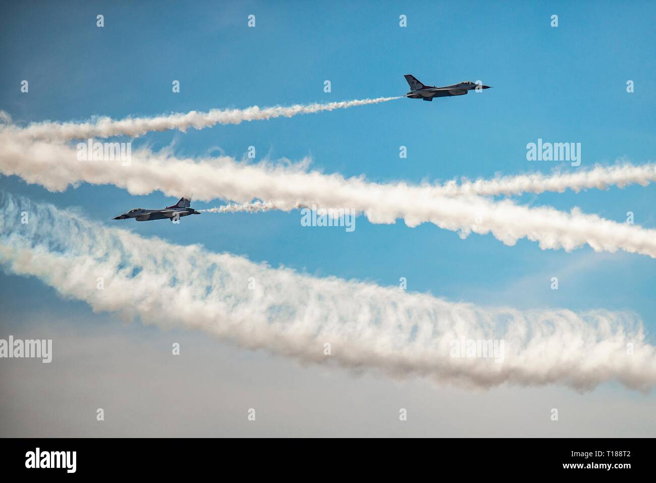 Gli Stati Uniti Air Force Thunderbirds aria squadrone dimostrativo durante un cavalcavia a tuoni e fulmini su Arizona air show a Davis-Monthan Air Force Base di Marzo 23, 2019 in Tucson, Arizona. Foto Stock