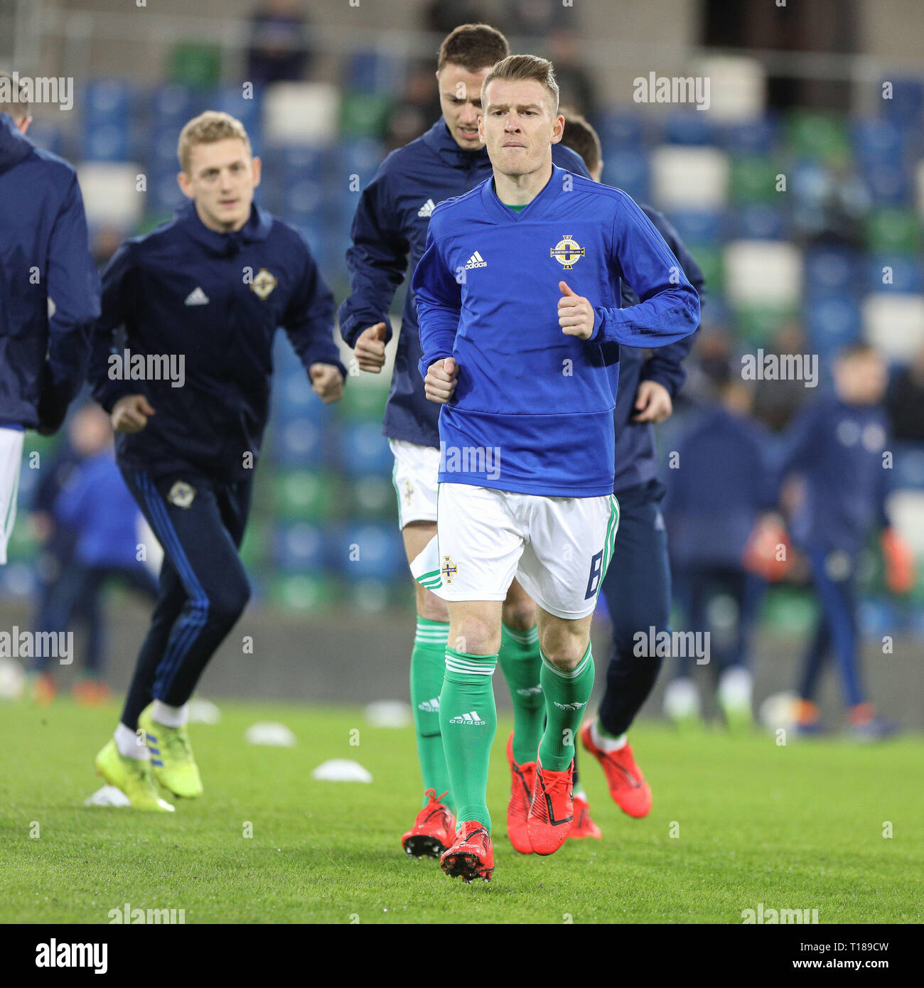 Windsor Park, Belfast, Irlanda del Nord. 24 Mar, 2019. Il Campionato Europeo UEFA football di qualificazione, l'Irlanda del Nord contro la Bielorussia; in Irlanda del Nord la Steven Davis porta il suo team warm up Credit: Azione Plus sport/Alamy Live News Foto Stock