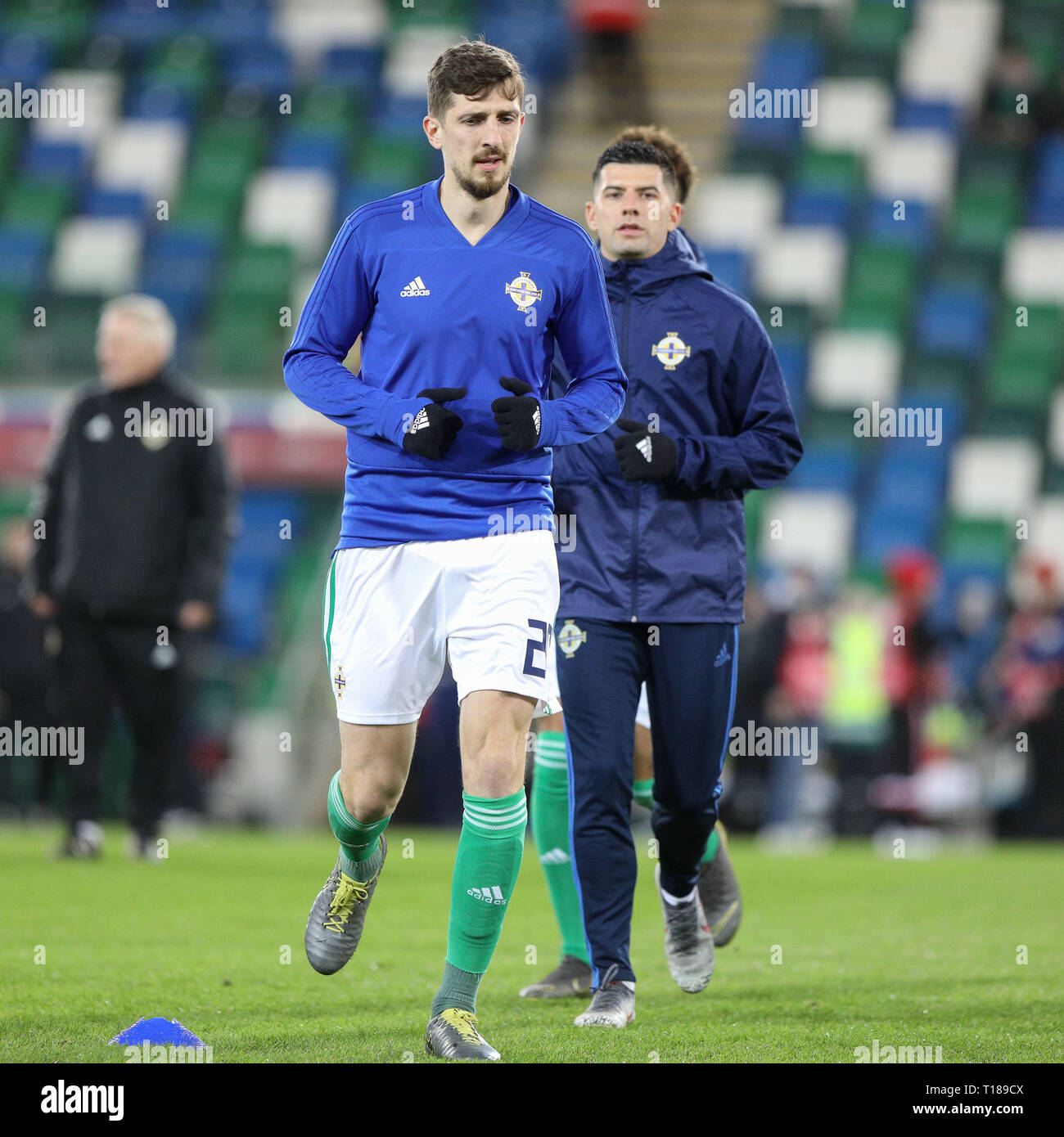 Windsor Park, Belfast, Irlanda del Nord. 24 Mar, 2019. Il Campionato Europeo UEFA football di qualificazione, l'Irlanda del Nord contro la Bielorussia; in Irlanda del Nord la Craig Cathcart si riscalda il credito: Azione Plus sport/Alamy Live News Foto Stock