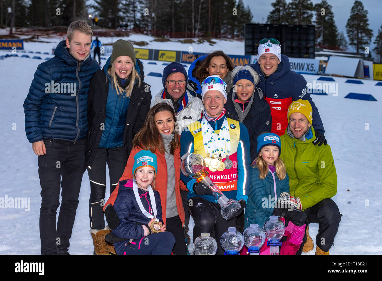 BMW IBU Coppa del Mondo di Biathlon. 24 marzo 2019 Johannes Thingnes Boe di Norvegia festeggia con la sua famiglia a BMW IBU Coppa del Mondo di Biathlon in Holmenkollen Oslo, Norvegia. Credito: Nigel Waldron/Alamy Live News Foto Stock