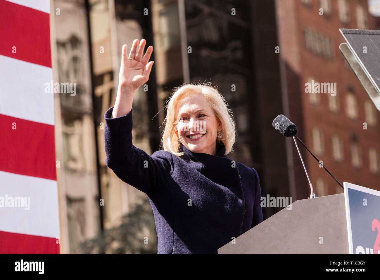 New York, Stati Uniti d'America. 24 Mar, 2019. New York, NY - 24 Marzo 2019. Il senatore Kirsten Gillibrand (D-NY) ha organizzato una campagna presidenziale rally su Central Park di New York ad ovest di fronte al Trump Hotel e la torre. Credit: Ed Lefkowicz/Alamy Live News Foto Stock