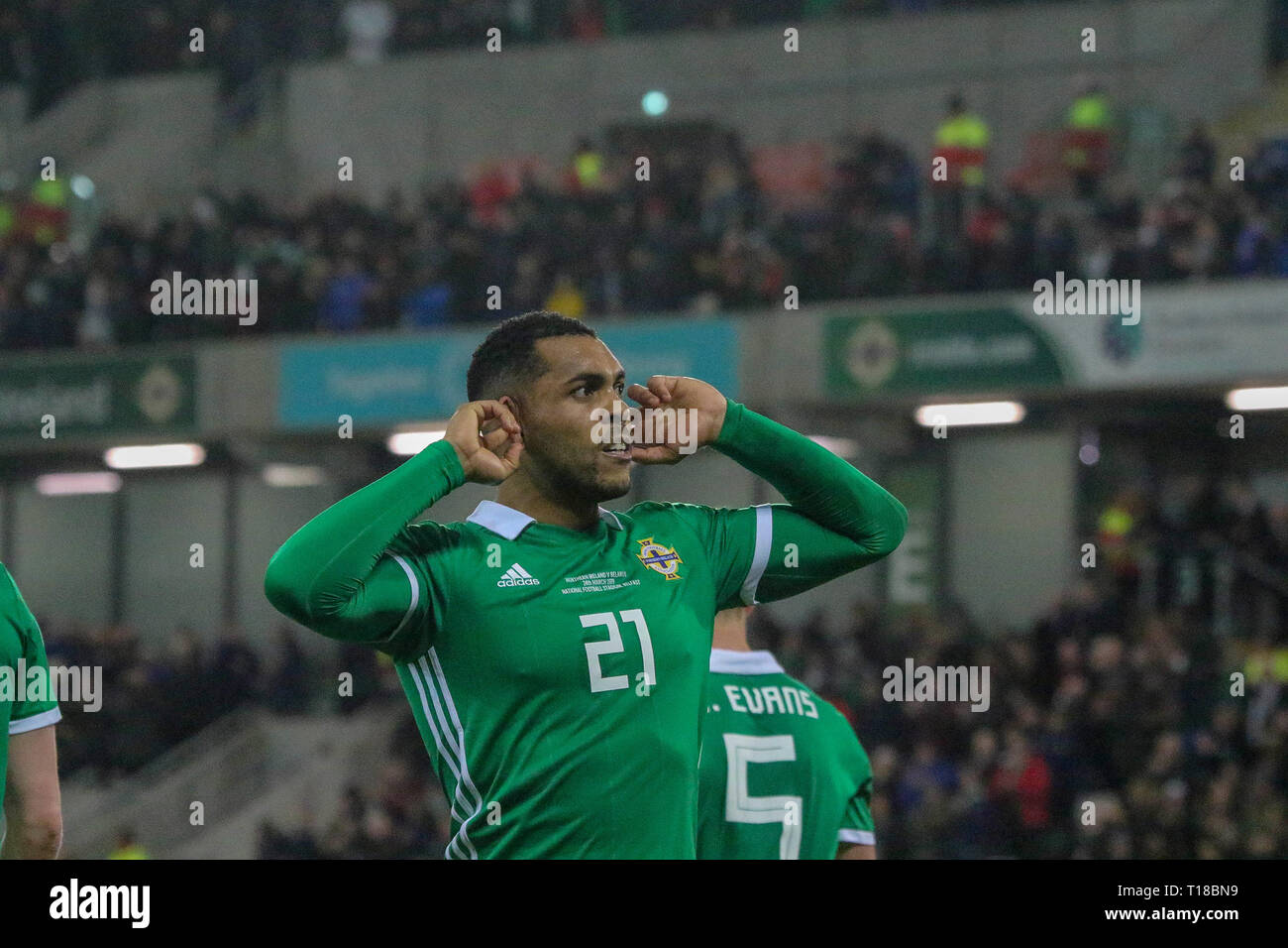 Stadio Nazionale al Windsor Park di Belfast, Irlanda del Nord. Il 24 marzo 2019. UEFA EURO 2020 il qualificatore- Irlanda del Nord contro la Bielorussia. Azione da stasera il gioco. Josh Magennis celebra il suo vincitore per l Irlanda del Nord. Credito: David Hunter/Alamy Live News. Foto Stock