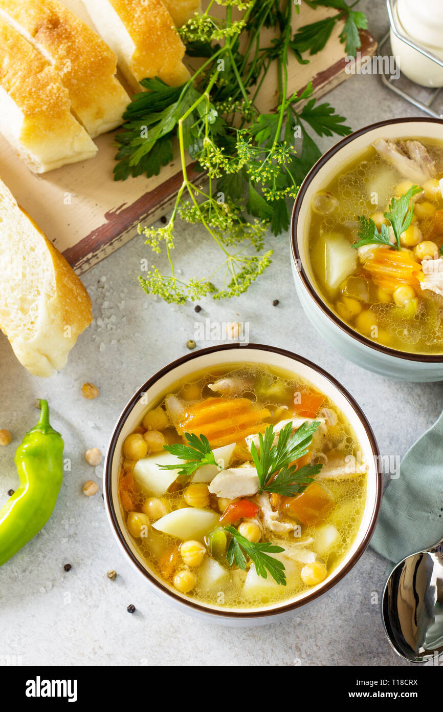 In casa la zuppa calda con verdure, pollo e Piselli Ceci. Cucina orientale. Il concetto di mangiare sano. Foto Stock