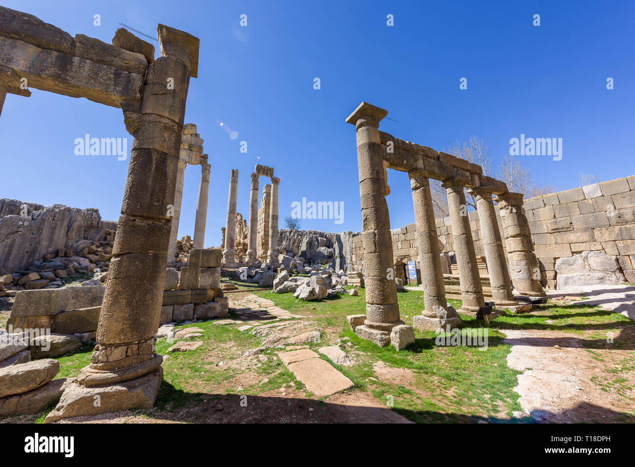 Un tempio romano dedicato a Zeus Baal e una basilica bizantina sedersi all'inizio dell'Nahr al Kalb valle sul Monte Libano. Foto Stock