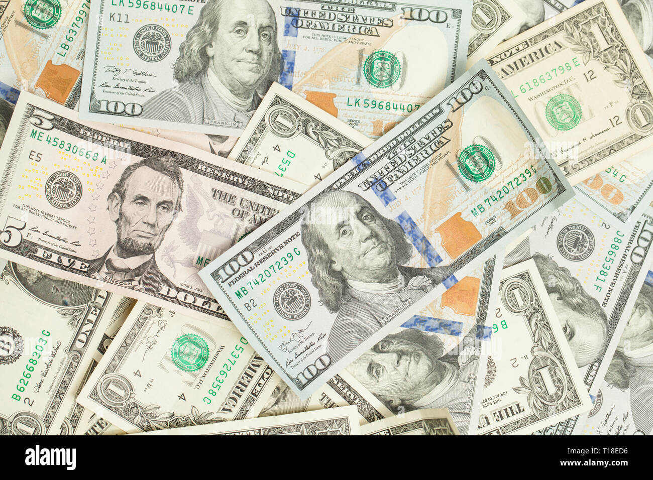 US dollar denaro contante sfondo. Cumulo di Dollari Americani 100, 1 e 5 la banconota dono il concetto di profitto Foto Stock
