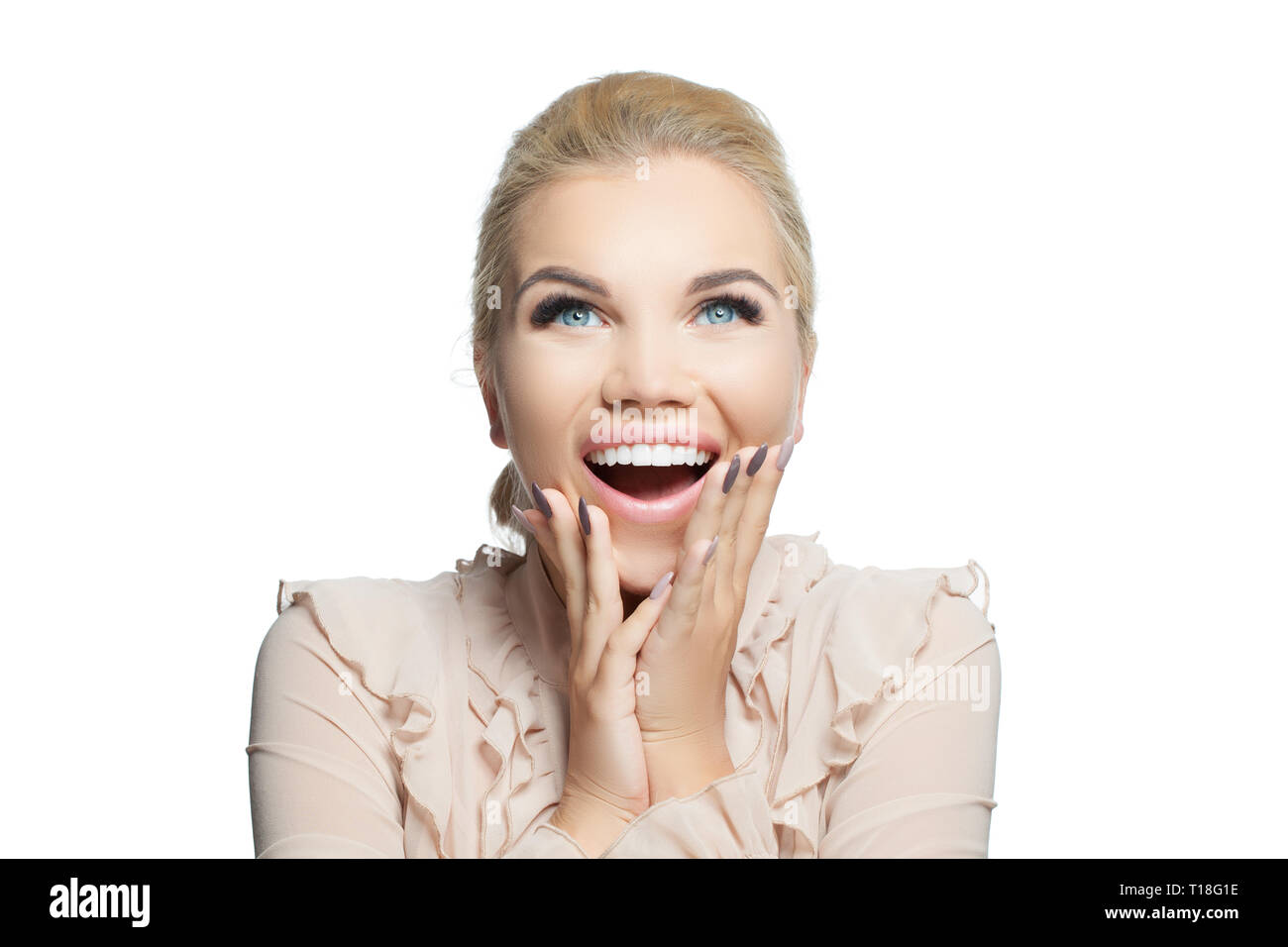 Felice Excited donna isolato su sfondo bianco. Ragazza ridere cercando Foto Stock