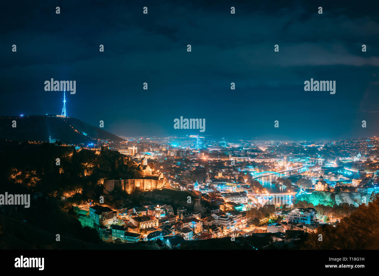 Tbilisi, Georgia. Vista superiore del paesaggio urbano della città Skyline In illuminazione notturna. Capitale georgiana Foto Stock