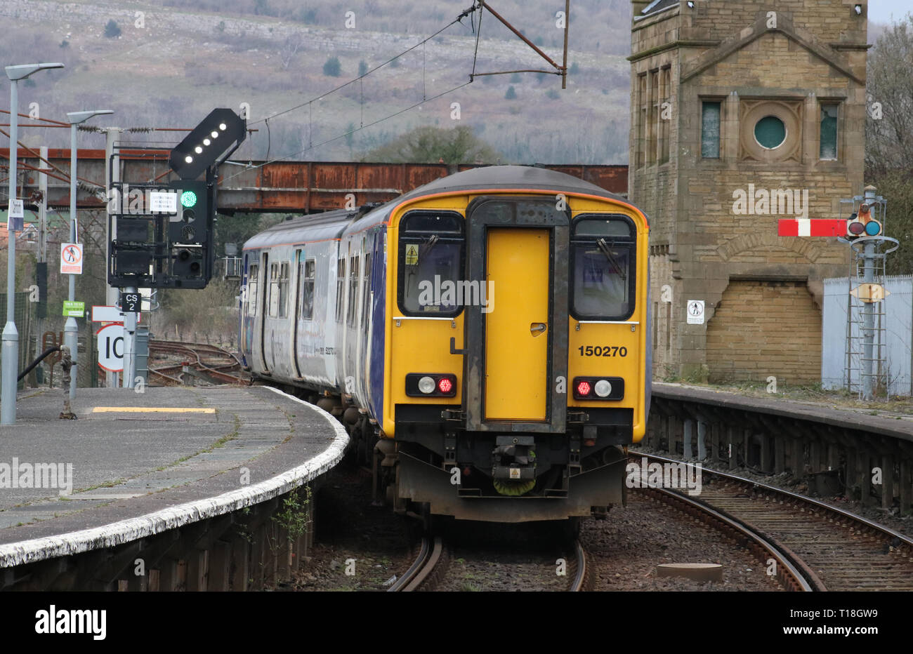 Classe 150 sprinter diesel unità multipla in livrea settentrionale lasciando Carnforth stazione ferroviaria con un normale servizio passeggeri il 21 marzo 2019. Foto Stock