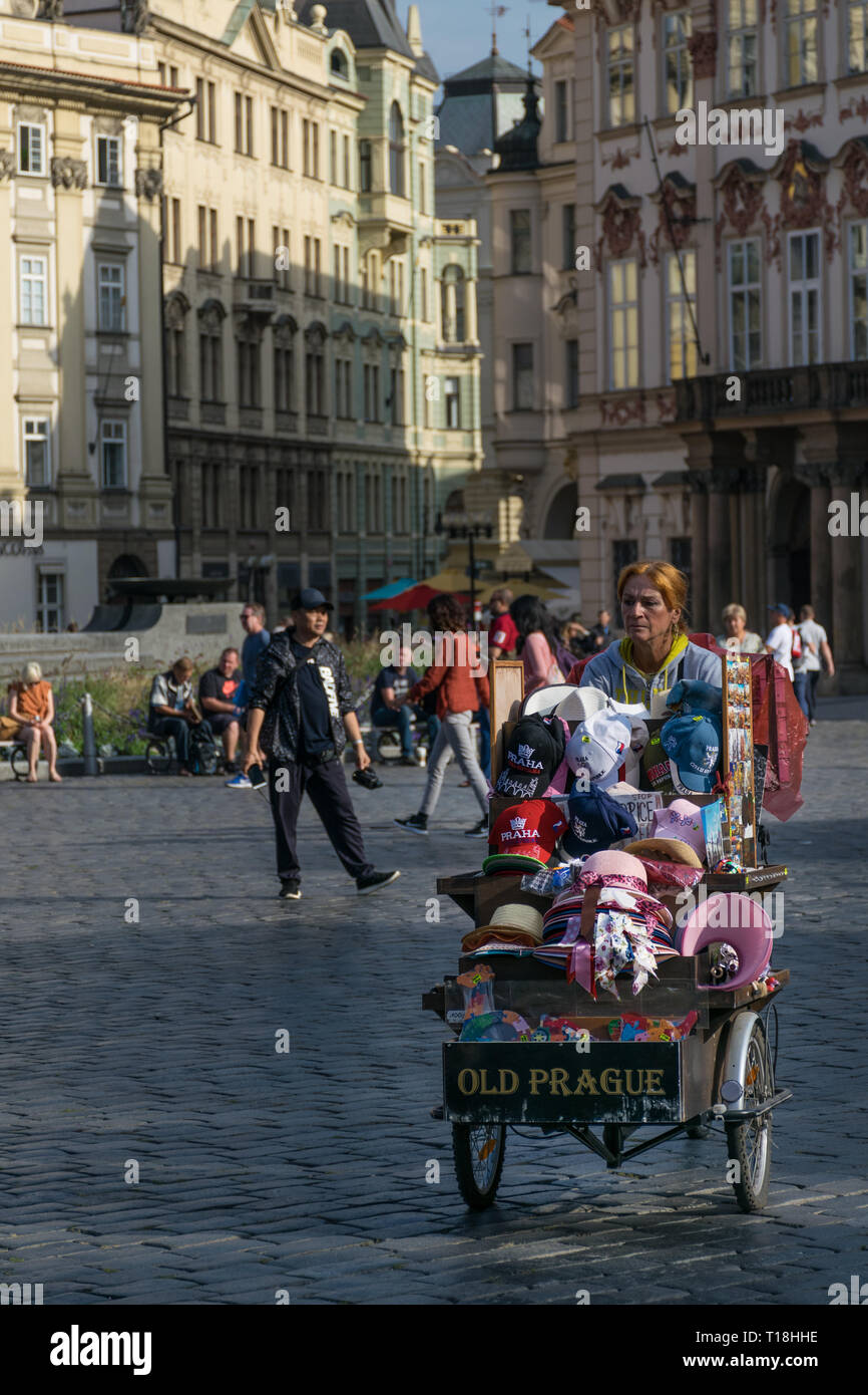 Praga, Repubblica Ceca - 10 Settembre 2019: venditore ambulante donna con una vettura souvernirs vende remenbrances nella città vecchia plaza Foto Stock