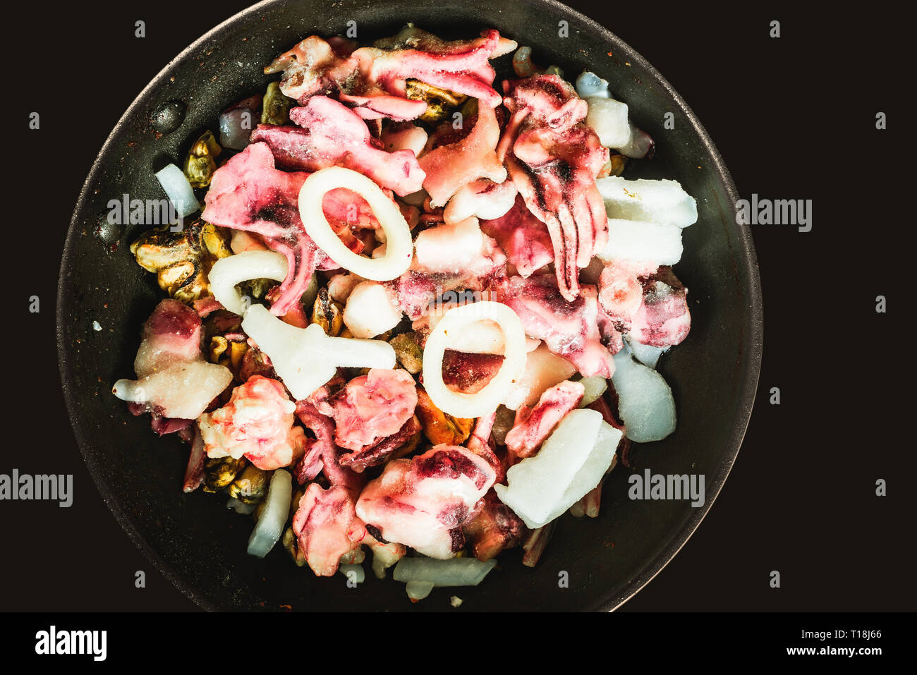Assorty semilavorati seafoods nel wok Foto Stock