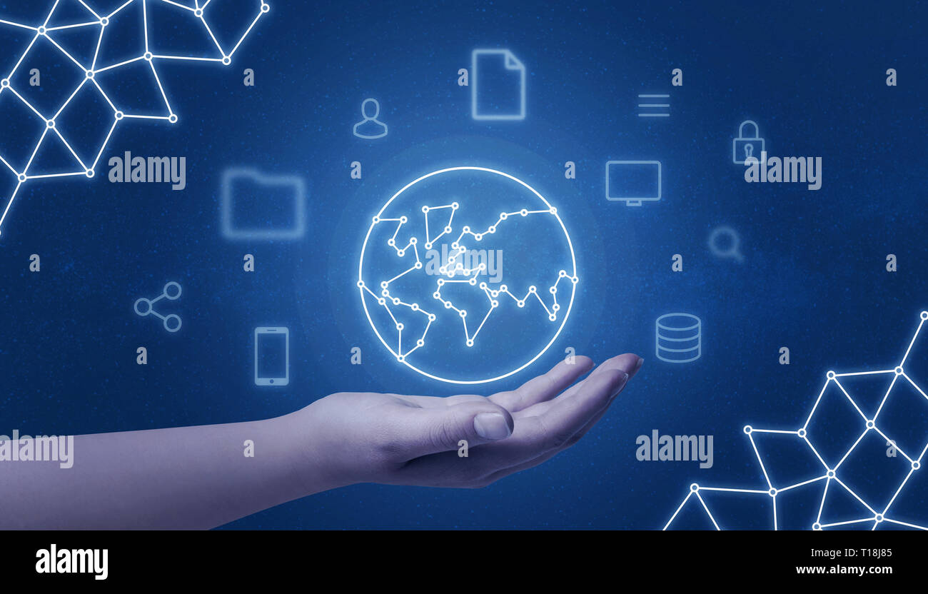 Mano che tiene il mondo un concetto di rete mappa circondato con internet delle cose le icone su sfondo blu. Foto Stock
