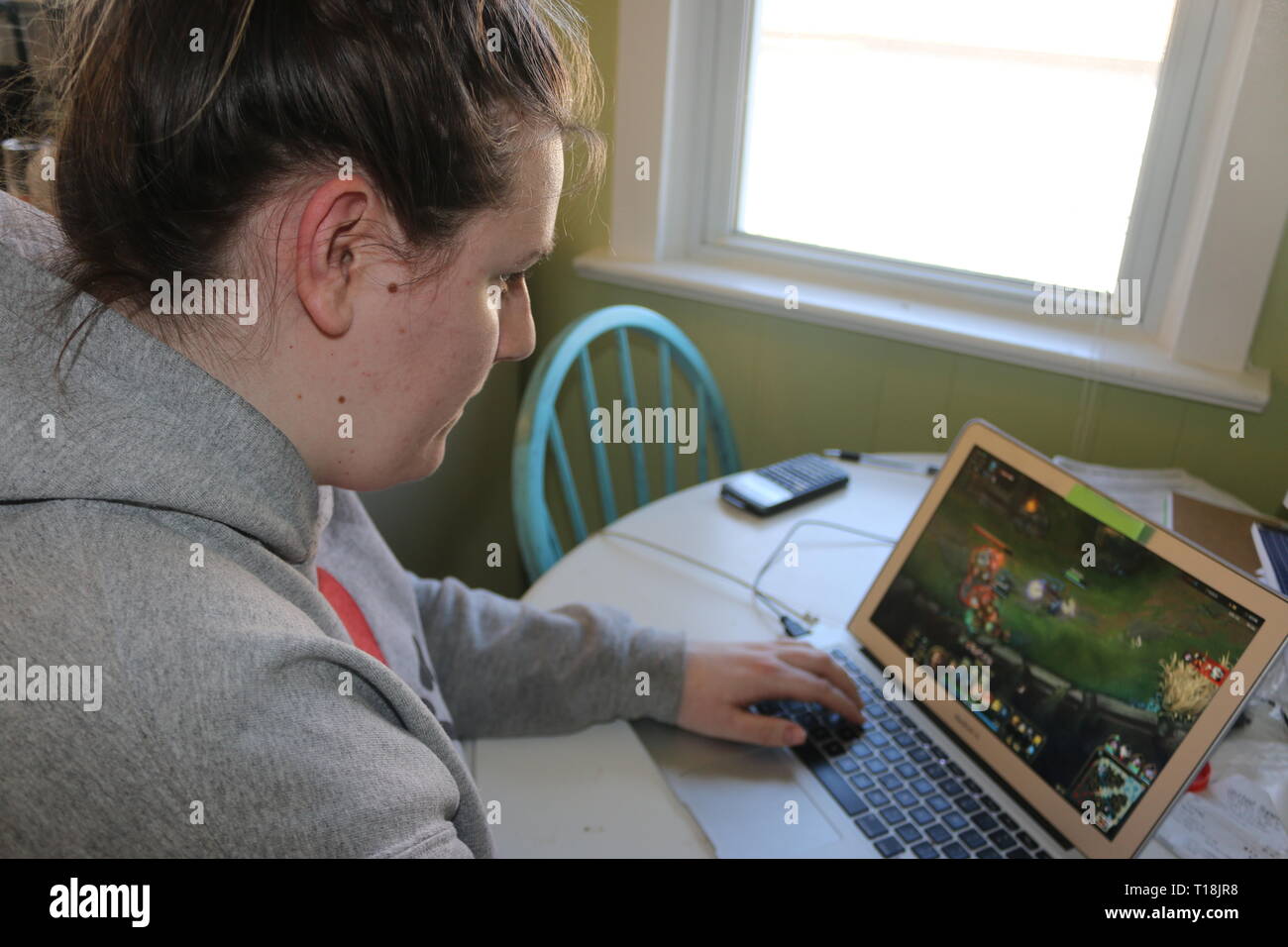 Foto di redazione di una donna la riproduzione di e-sport gioco lega delle leggende sul suo computer. Foto Stock