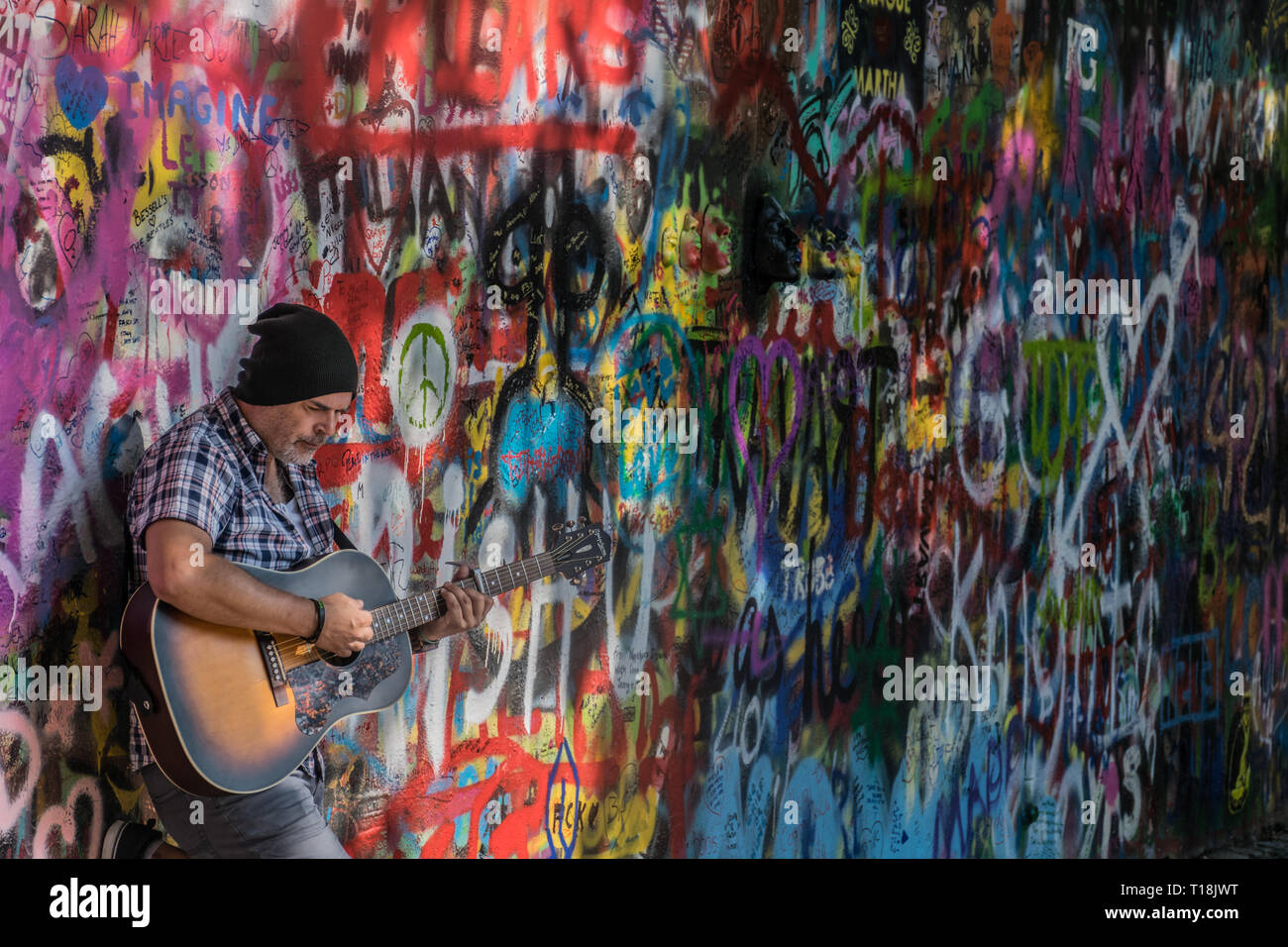 Praga, Repubblica Ceca - 10 Settembre 2019: Street Busker eseguendo le canzoni dei Beatles nella parte anteriore del Muro di John Lennon sull isola di Kampa. Foto Stock