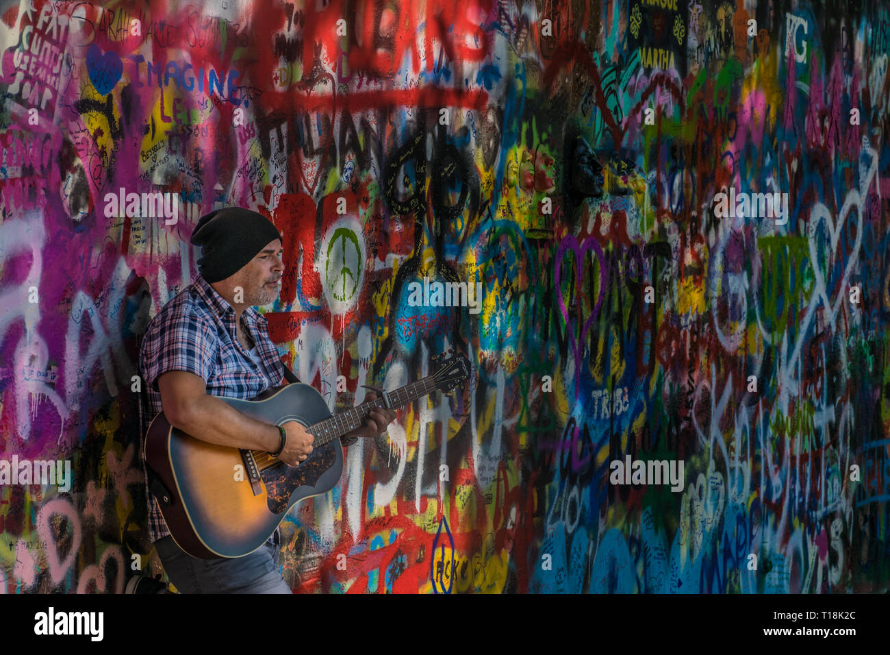 Praga, Repubblica Ceca - 10 Settembre 2019: Street Busker eseguendo le canzoni dei Beatles nella parte anteriore del Muro di John Lennon sull isola di Kampa. Foto Stock