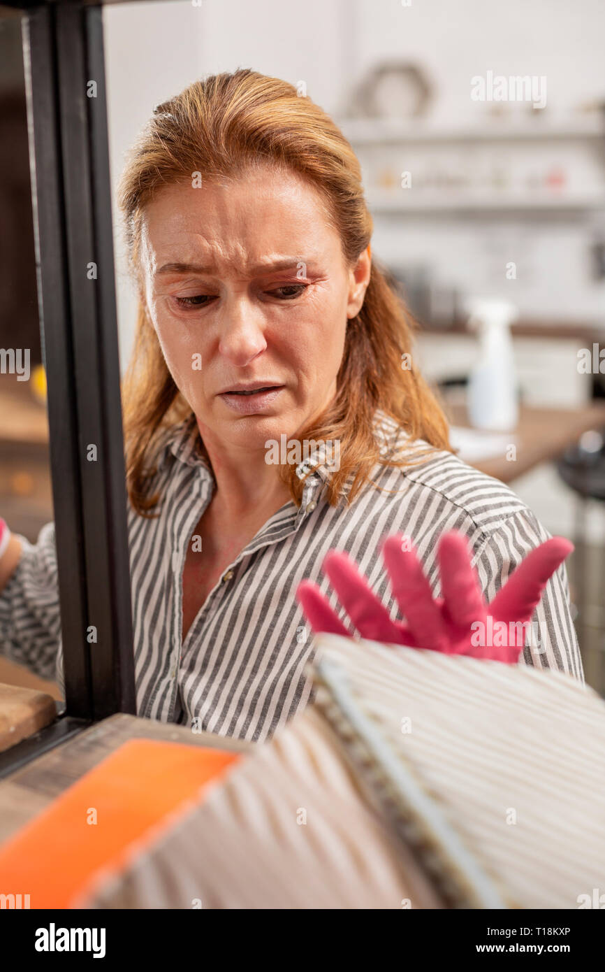Donna che indossa striped shirt sentimento malato a causa di allergie Foto Stock