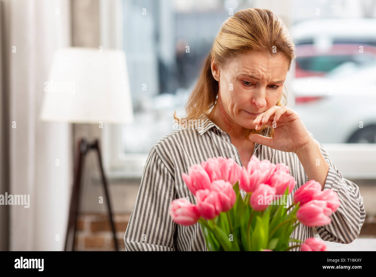 Coppia moglie sensazione sensibile a fiori mentre avente allergia Foto Stock