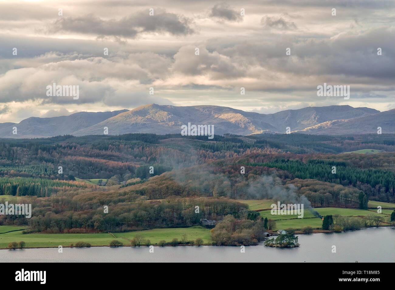 Una vista panoramica di Windermere e il Coniston fells nel Lake District inglese. Foto Stock