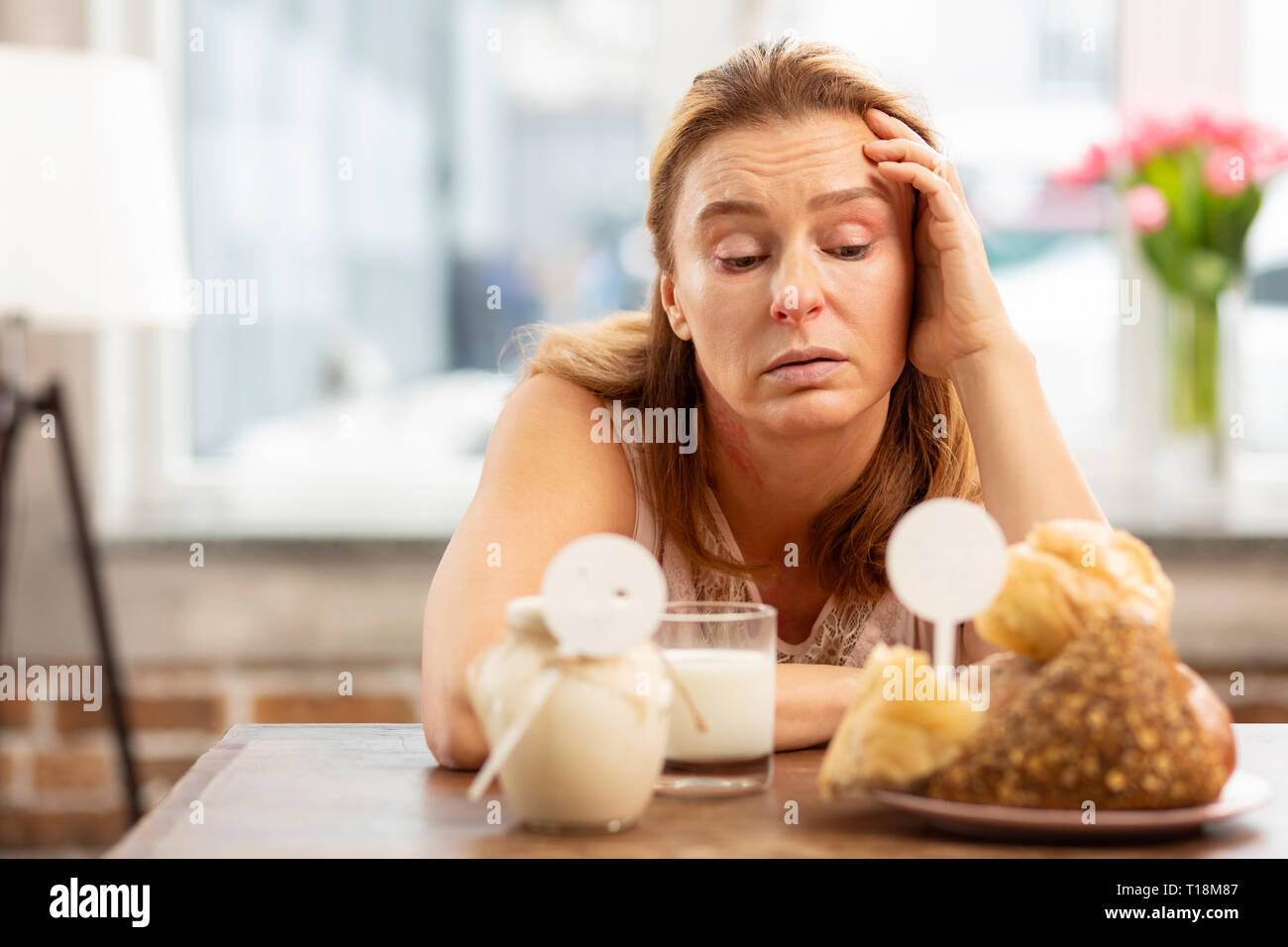 Imprenditrice aventi sensibilità di latticini e prodotti di pasticceria Foto Stock