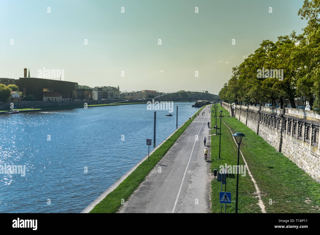 Cracovia in Polonia - 21 Settembre 2019: la gente è percorribile a piedi e in bicicletta sul percorso ciclabile lungo le sponde del fiume Vistola, con ponte Kotlarski sul Foto Stock