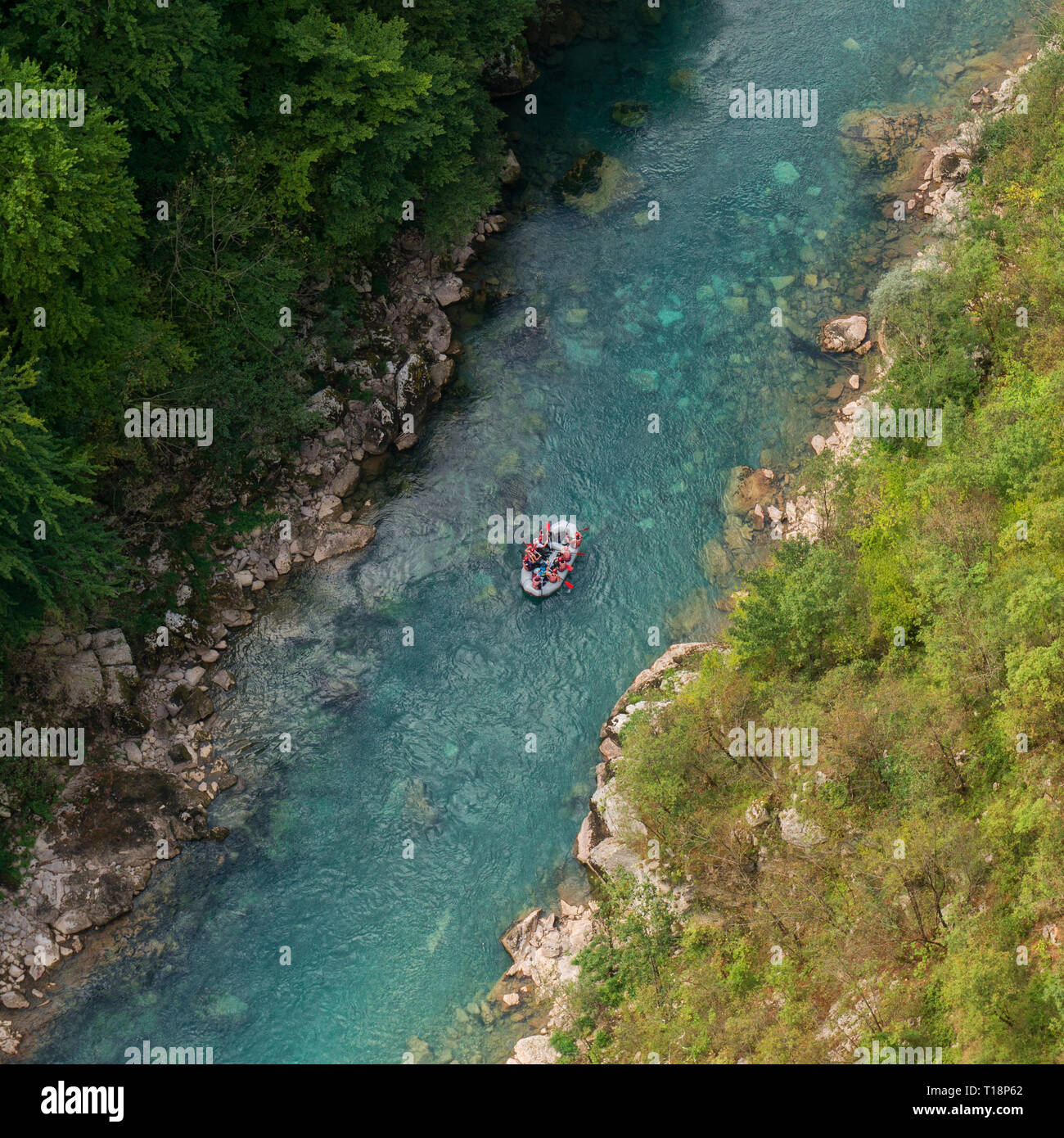 Il Rafting sul fiume Tara, Parco Nazionale del Durmitor, Montenegro. Vista superiore Foto Stock