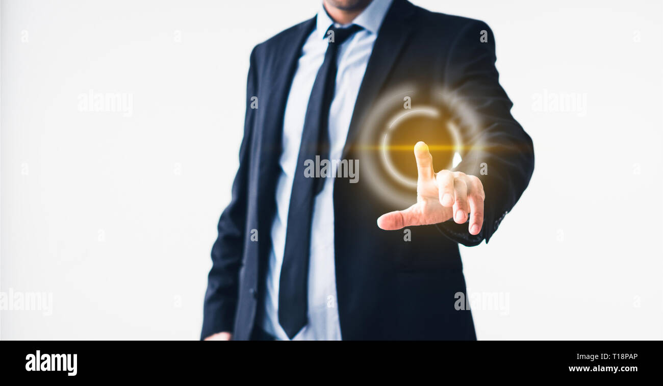 Imprenditore puntando sulla schermata virtuale - tecnologia nel concetto di business Foto Stock