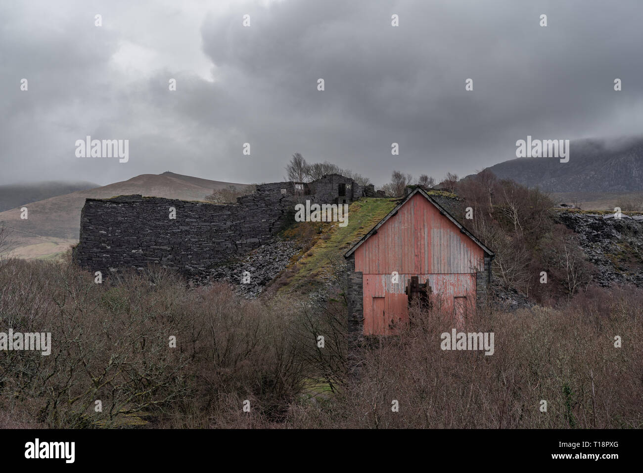 Abbandonato il Cornish fascio motore a Dorothea cava di ardesia, Nantlle Valley, il Galles, Gwynedd, Regno Unito Foto Stock