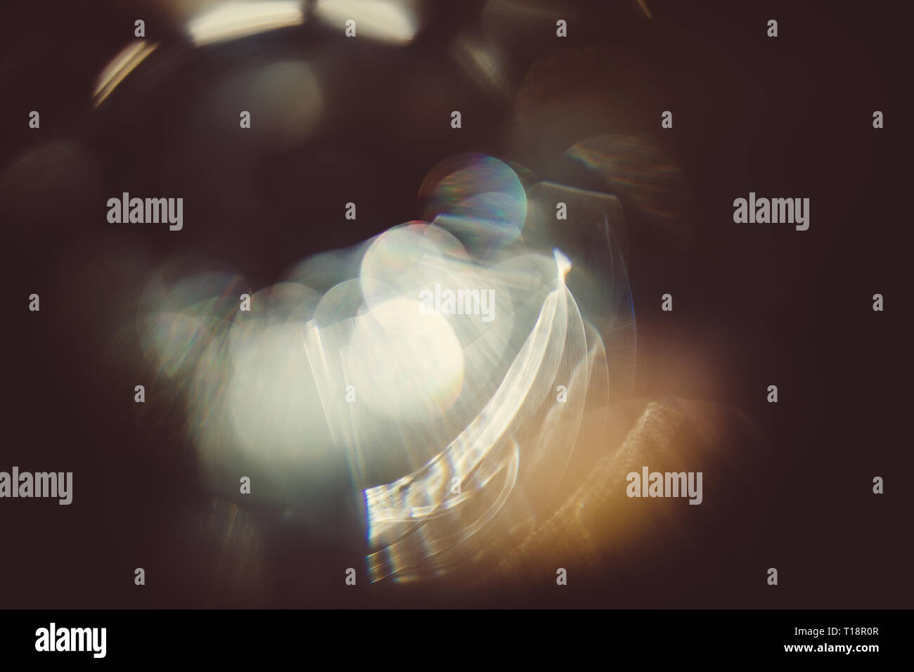 Real lens flare effetto di luce su uno sfondo scuro. La luce solare rifratta in vetro. Può essere utilizzato nelle tue immagini per creare vari effetti Foto Stock