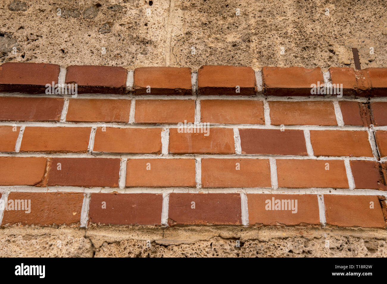 Muro di mattoni incorporato in un muro di casa Foto Stock