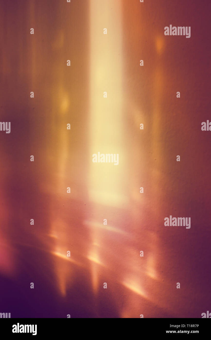 Evidenziare colorati sulla parete, la luce del sole passa attraverso il vetro e creare macchie astratte e linee Foto Stock