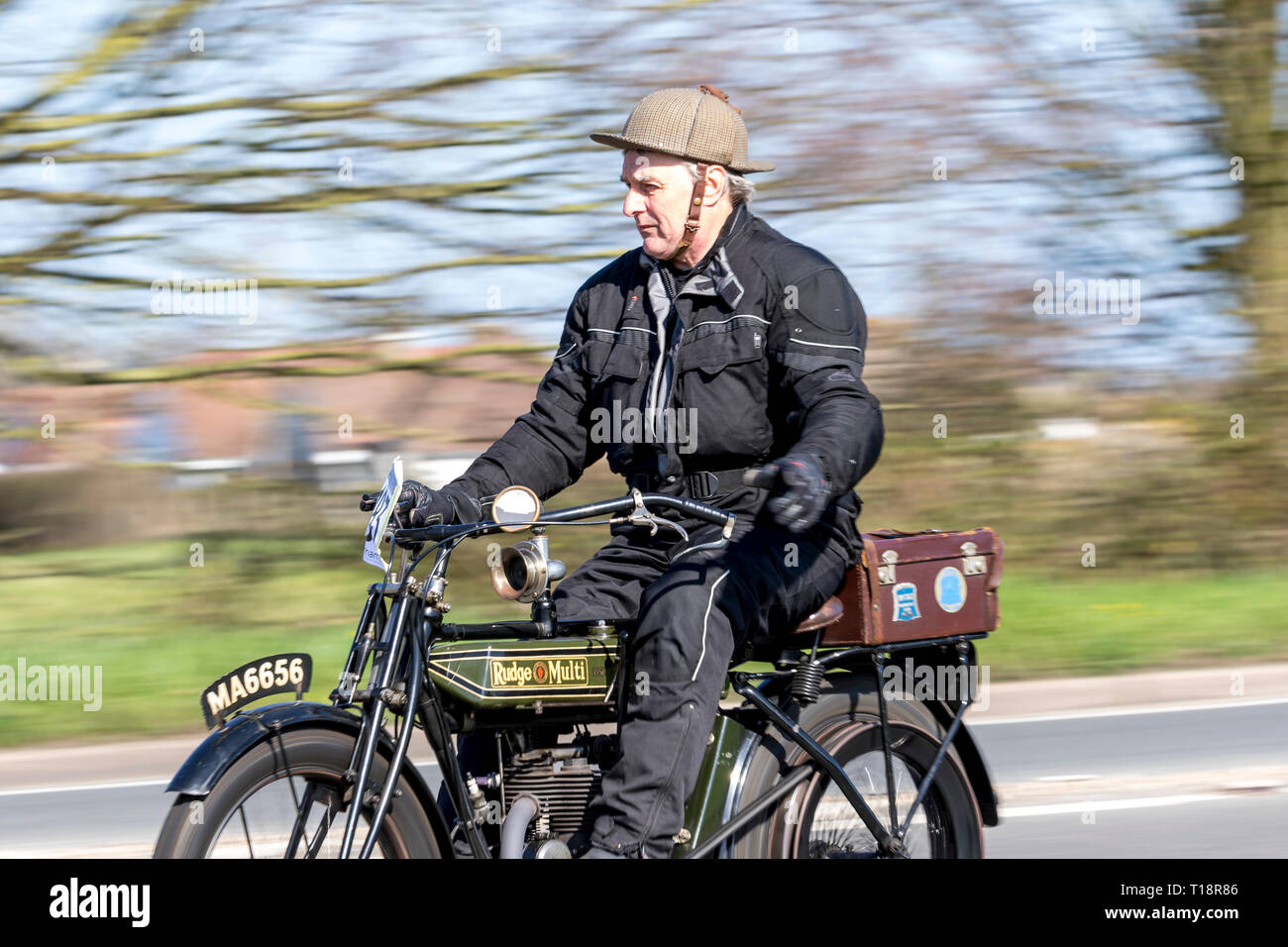 Beeding superiore, East Sussex, Regno Unito. Il 24 marzo 2019. Sunbeam Motor Cycle Club festeggia il suo ottantesimo Londra a Brighton run. Tutte le macchine che partecipano Foto Stock