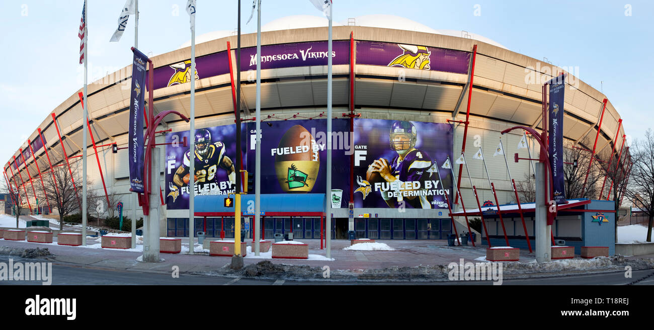 2010 panorama dell'Hubert H. Humphrey Metrodome di Minneapolis, Minnesota con foto dei vichinghi NFL quarterback Brett Favre e marcia indietro Adrian Foto Stock