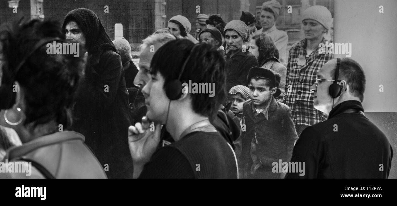 Oswiencim, Polonia - 21 Settembre 2019: i turisti partecipare ad un tour guidato all'interno di edifici di Auschwitz. Le pareti sono decorate con immagini del Foto Stock