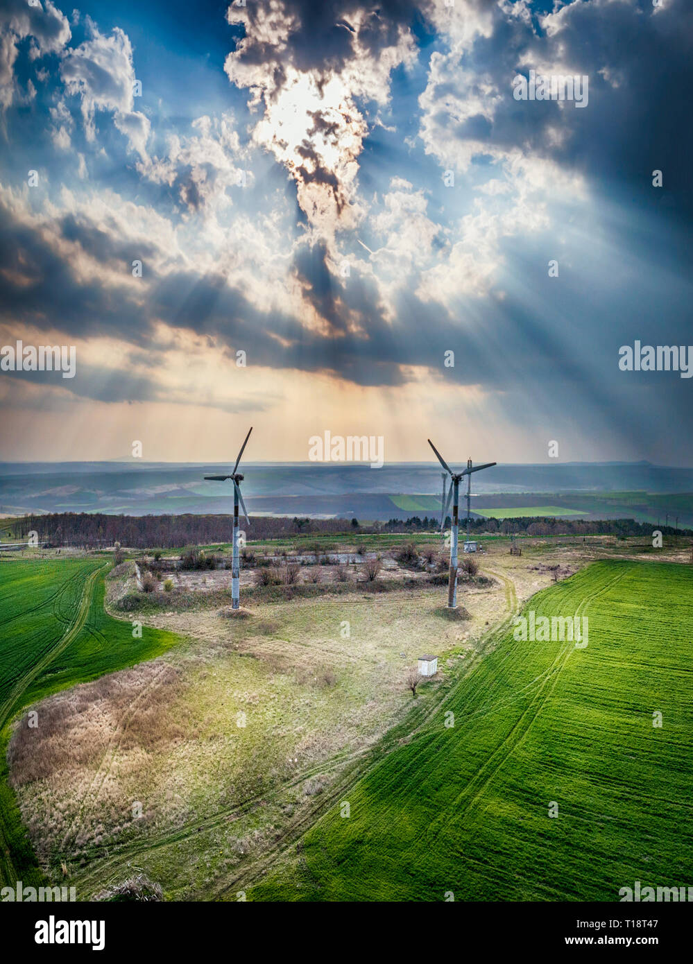 Mulini a vento per energia elettrica - Produzione di energia con energia pulita e rinnovabile - aerial drone shot Foto Stock