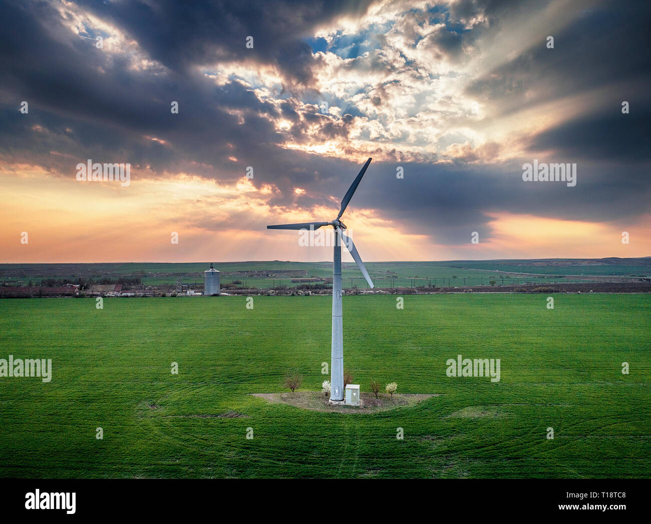 Mulini a vento per energia elettrica - Produzione di energia con energia pulita e rinnovabile - aerial drone shot Foto Stock
