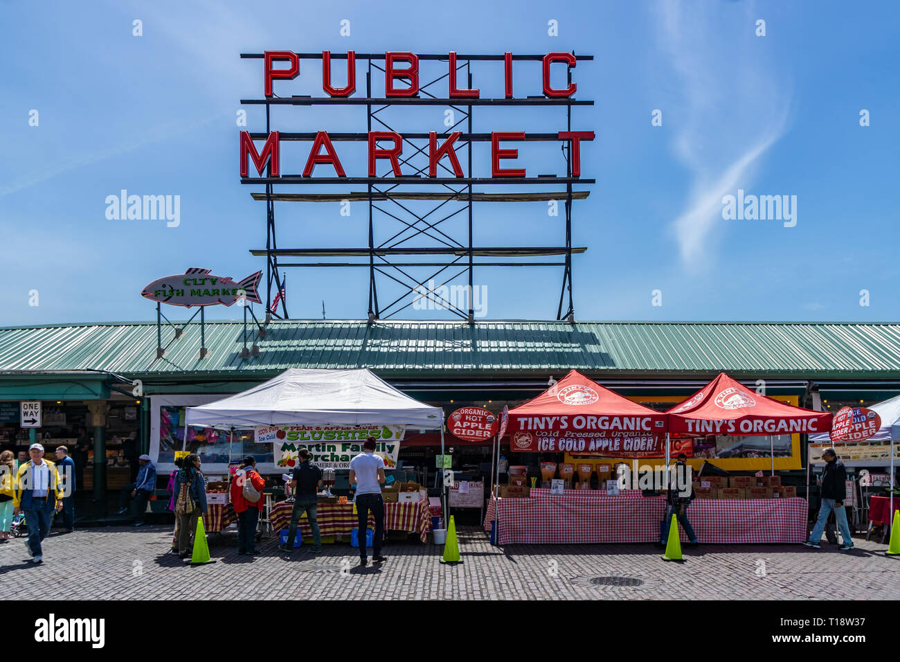 Outdoor organico di mercato presso il Mercato di Pike Place, su Pike Place street, in una giornata di sole, Seattle, WA, Stati Uniti d'America. Foto Stock